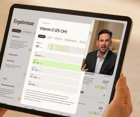 Tablet mit Blutwerten neben einem Videoanruf mit einem Arzt