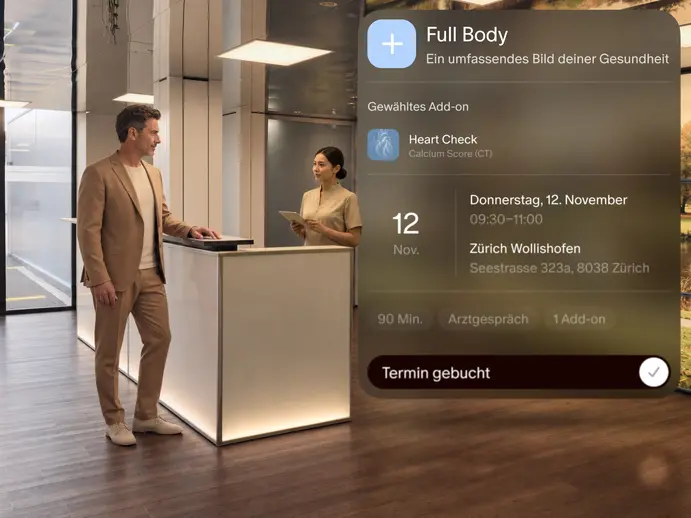 Buchungskarte für einen Ganzkörper-Check-up mit dem Zusatz Heart Check in Zürich Wollishofen, über einem Mann beim Check-in am Empfang einer Klinik
