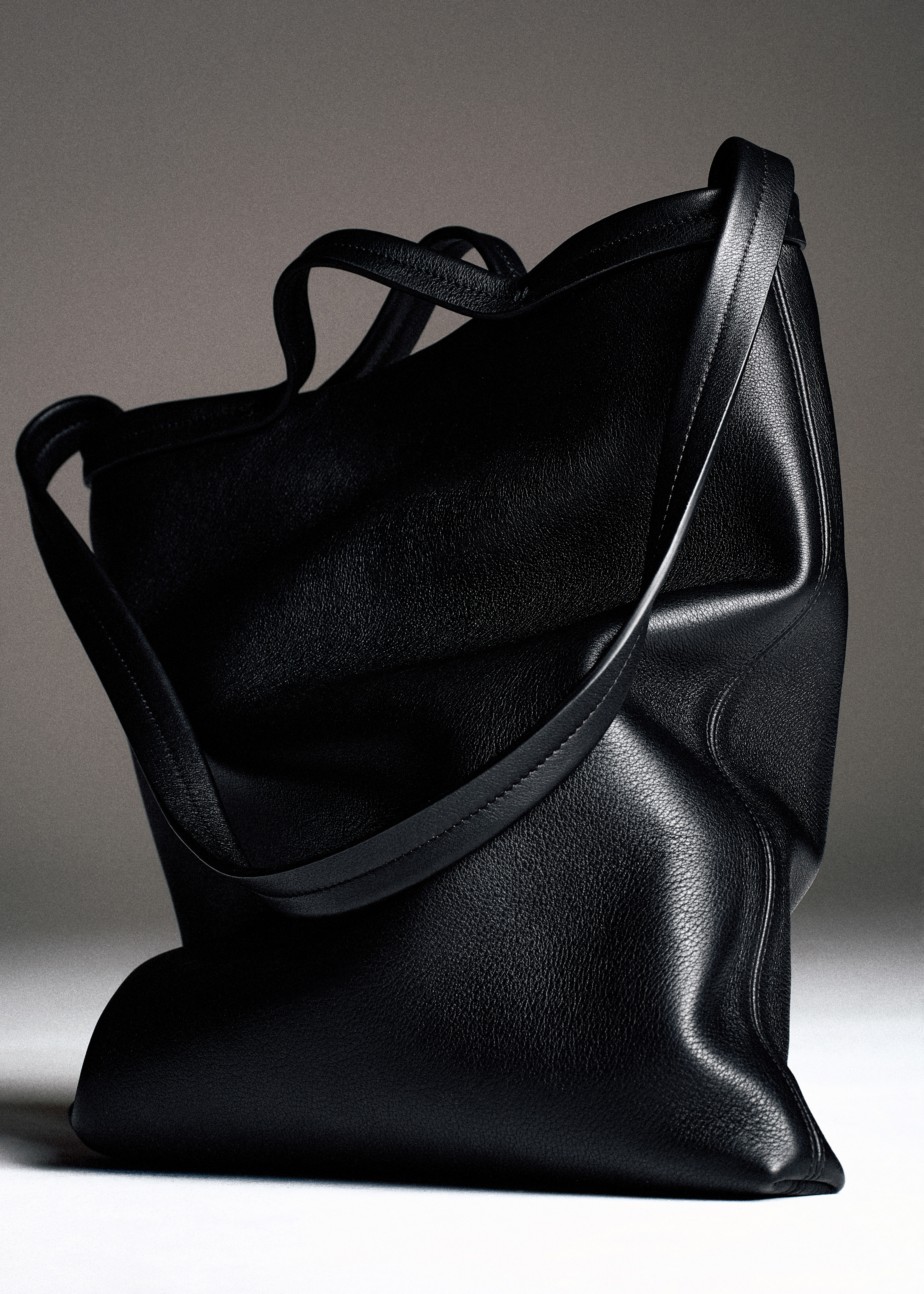 SCULPTURAL SHOULDER BAG – PLISSÉ - BLACK | COS IE