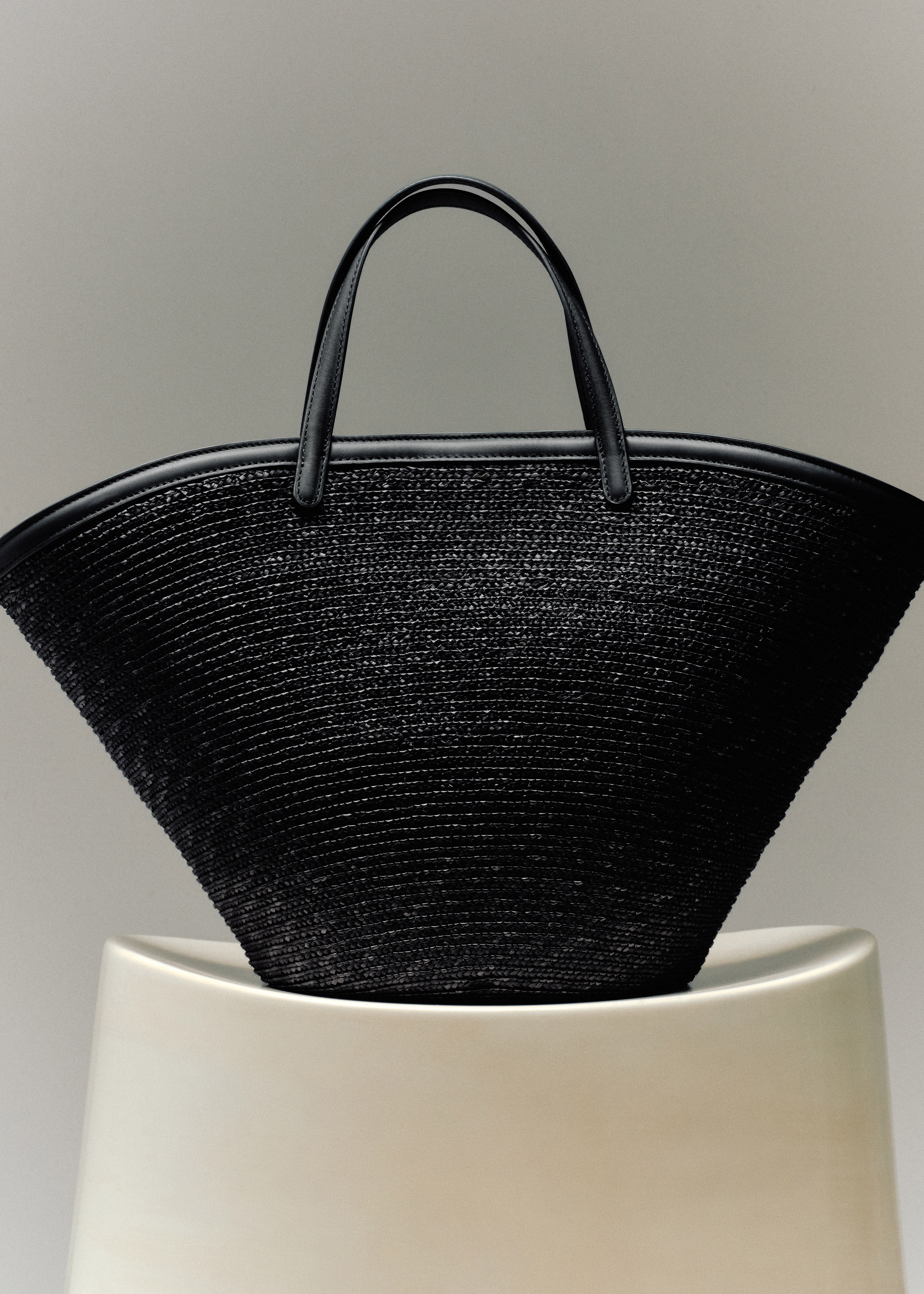 SALTWATER TOTE BAG - STRAW - BLACK | COS US
