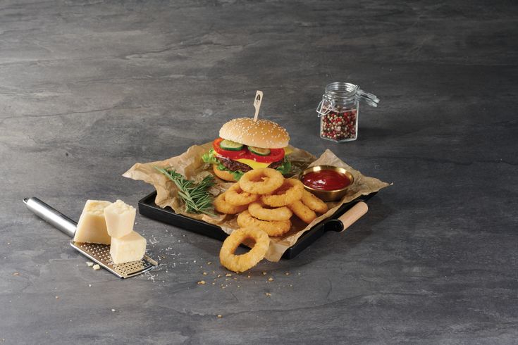 APAC Onion rings with burger_96dpi_1181x787px_E_NR-3848