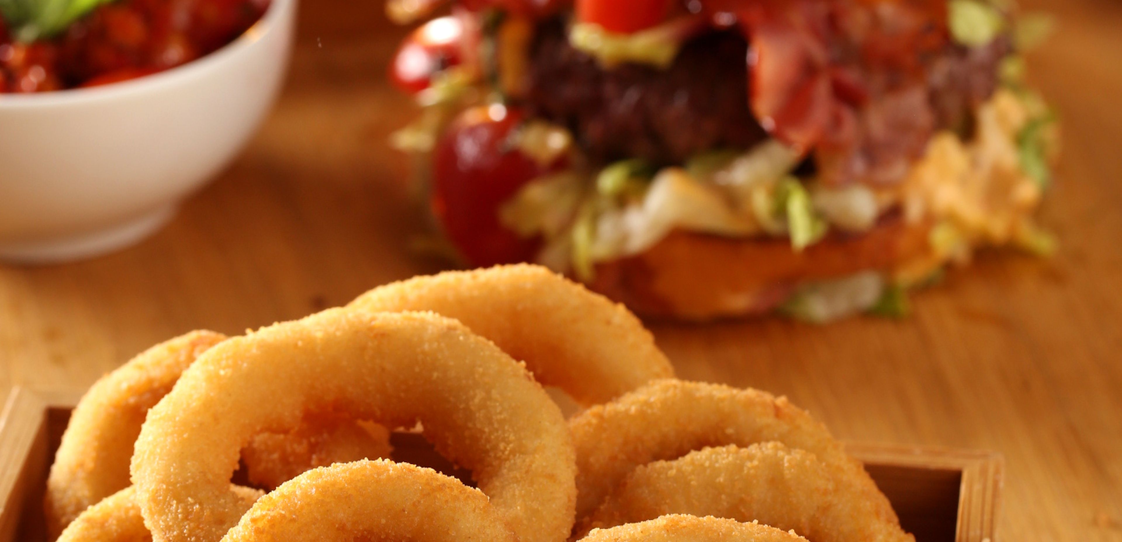 Liellopa gaļas burgers ar kraukšķīgiem sīpolu gredzeniem