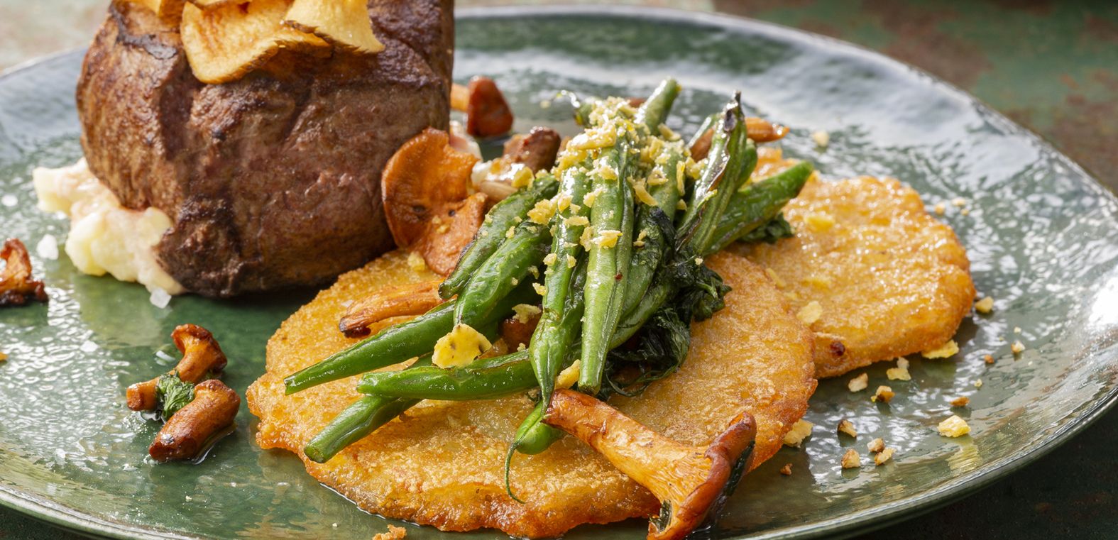 Steak podávaný s palačinkami a fazolemi