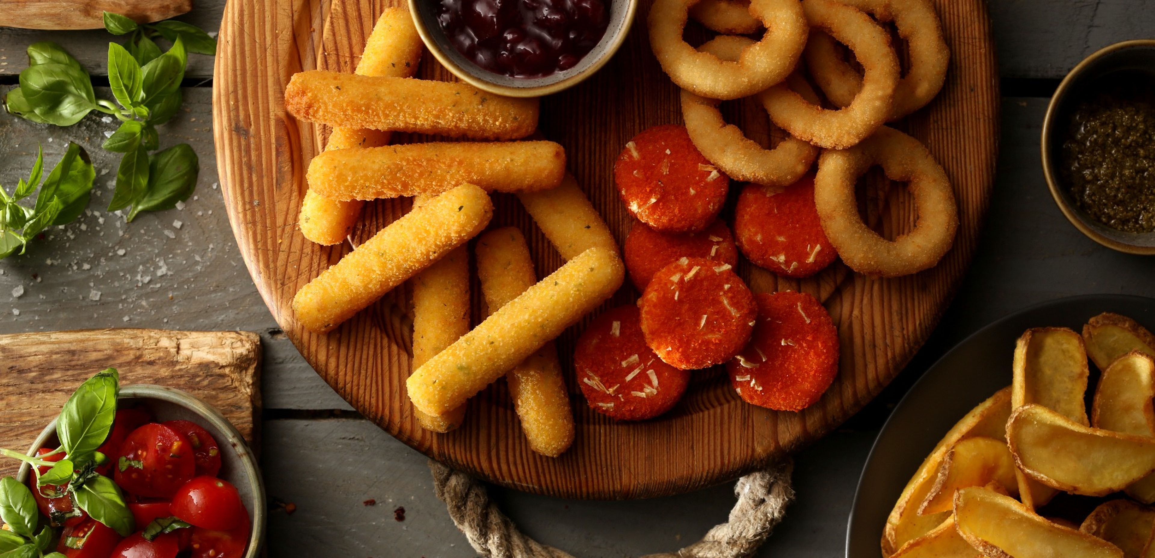 snack tál hagymalekvárral és Scoops csónakburgonyával