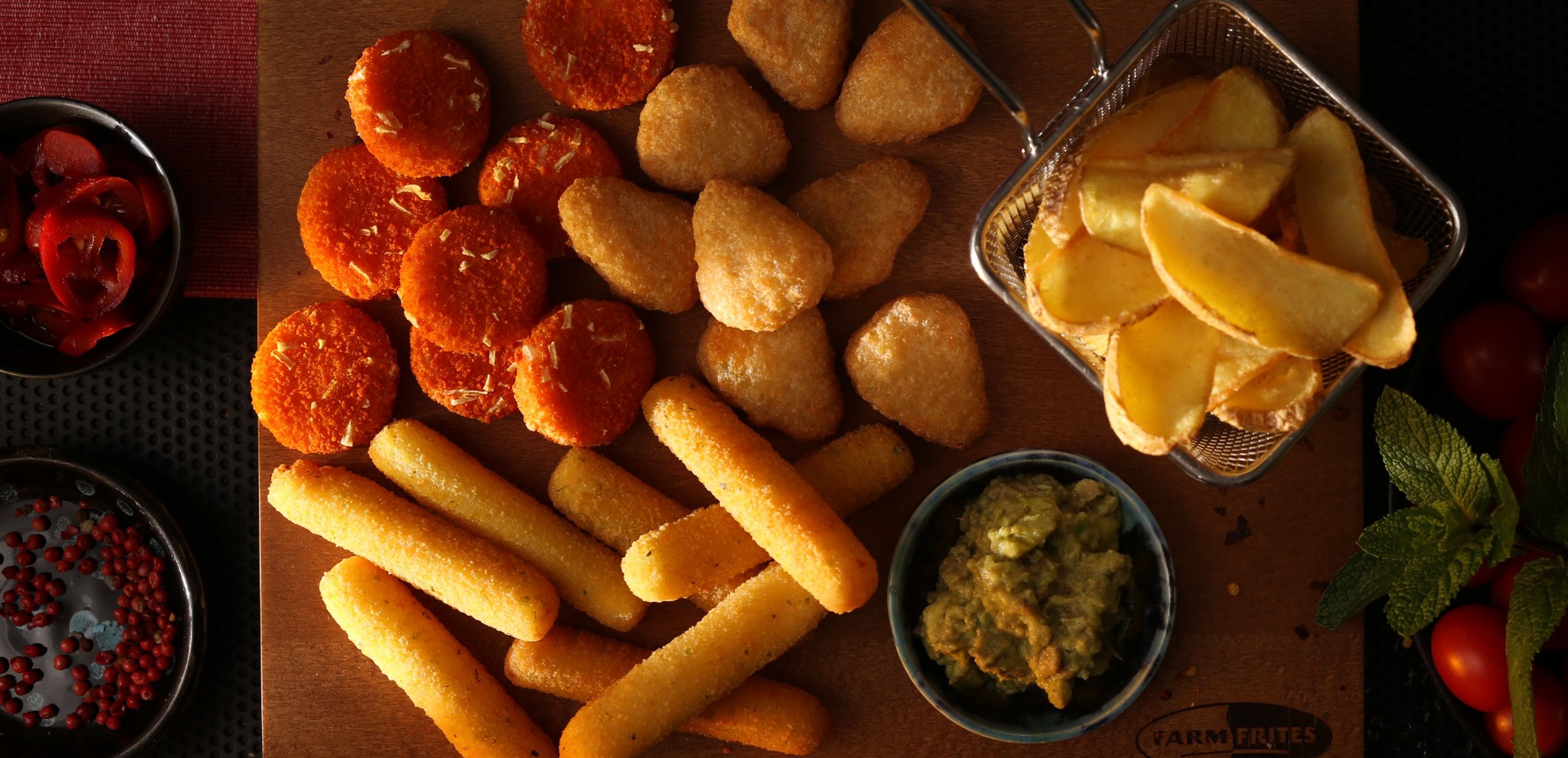 farm frites kraukšķīgo uzkodu plate ar gvakamoli