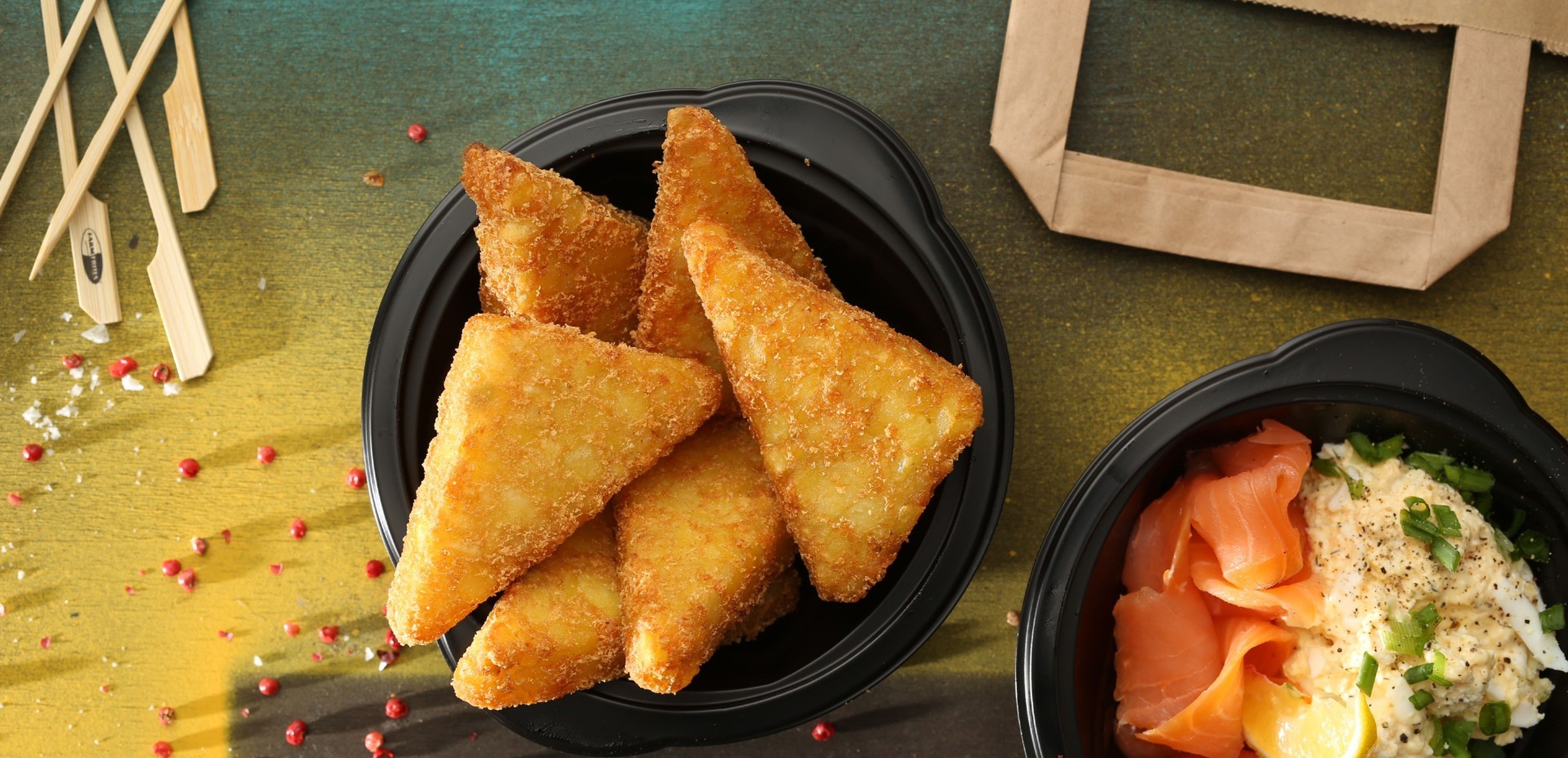 Hashbrown με αυγόπαστα και σολομό
