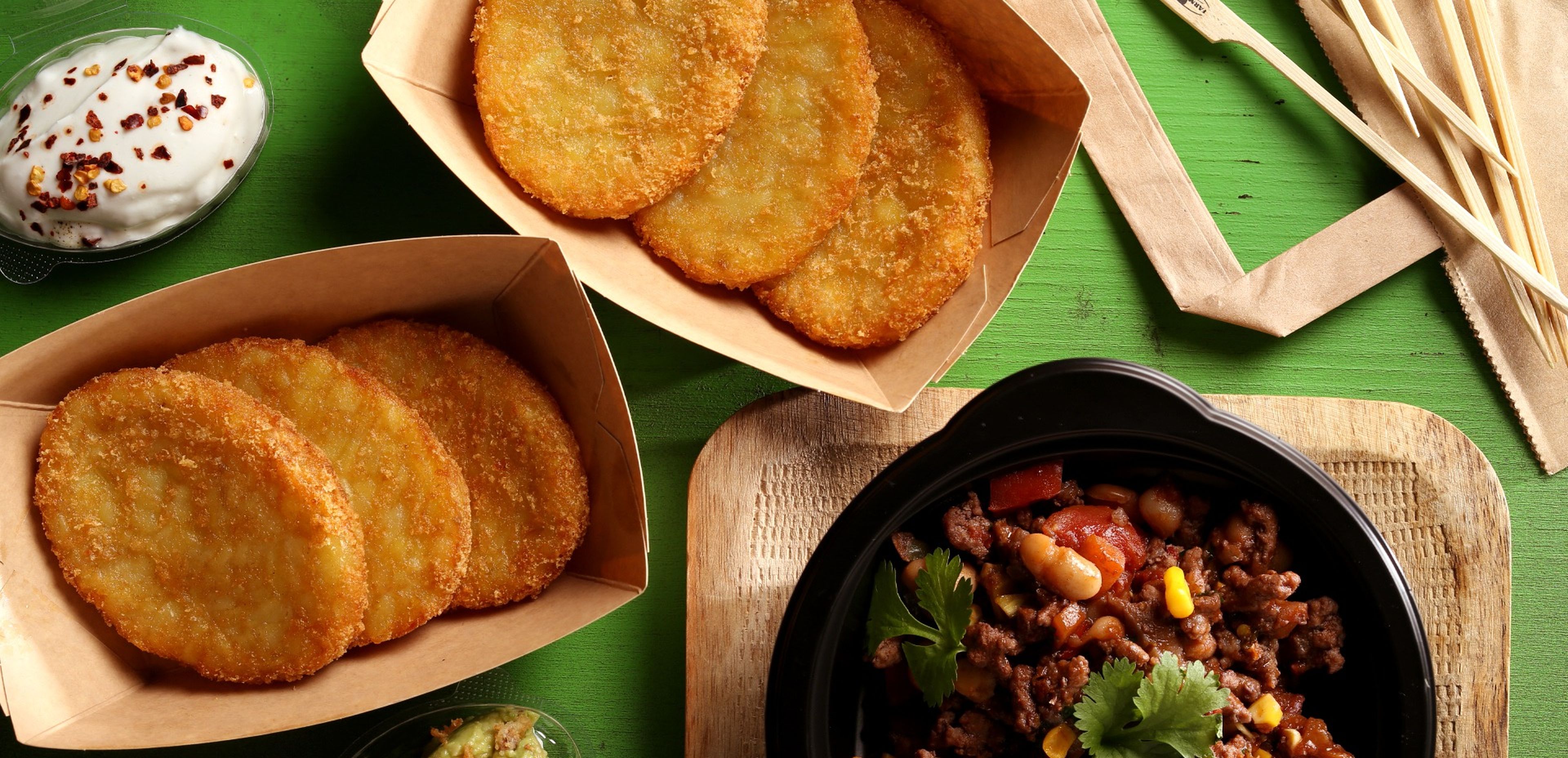 chili con carne με τραγανά Oval Hashbrowns