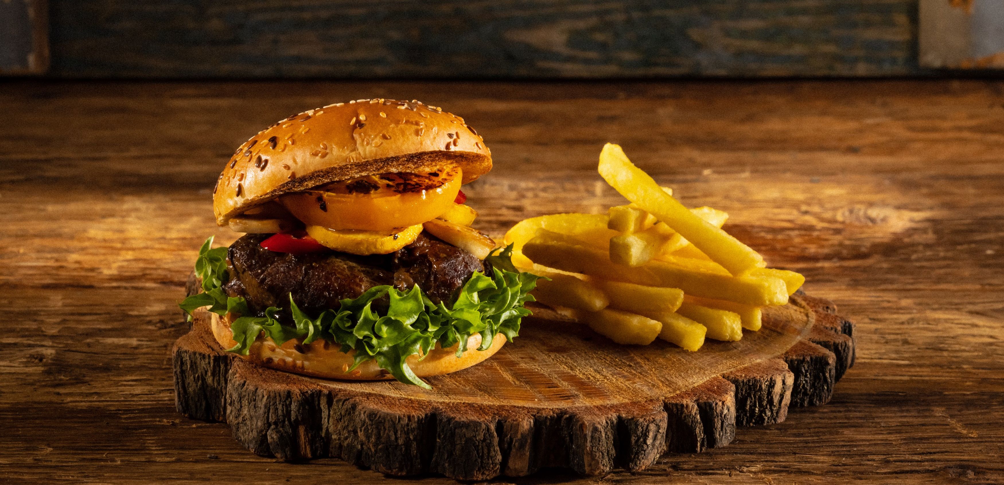 Hovězí líčka v roládě s křupavými hranolky Farm Frites