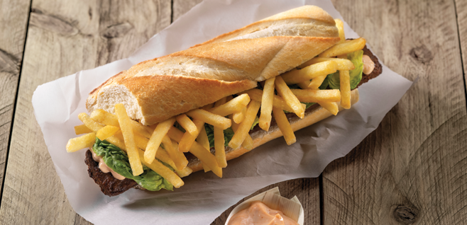 Τηγανητές πατάτες Mitraillette - βελγικό σάντουιτς με τηγανητές πατάτες