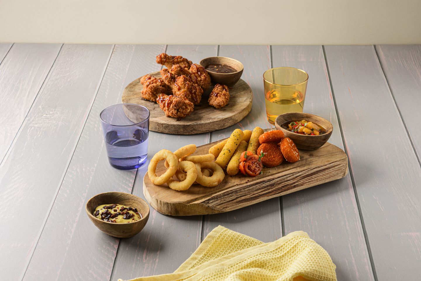 Farm-Frites-Appetizer-Board-with-Chicken-Wings