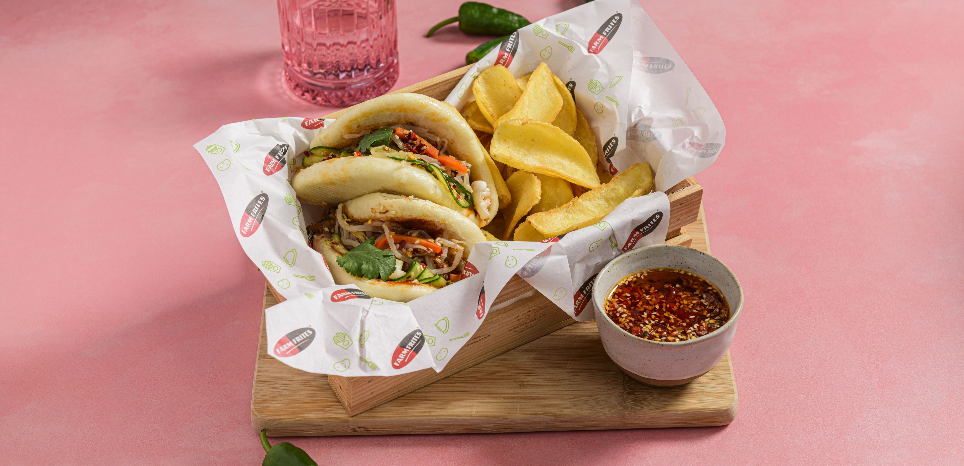 bao-buns-with-pulled-beef,-pepper-pineapple-chutney-and-scoops