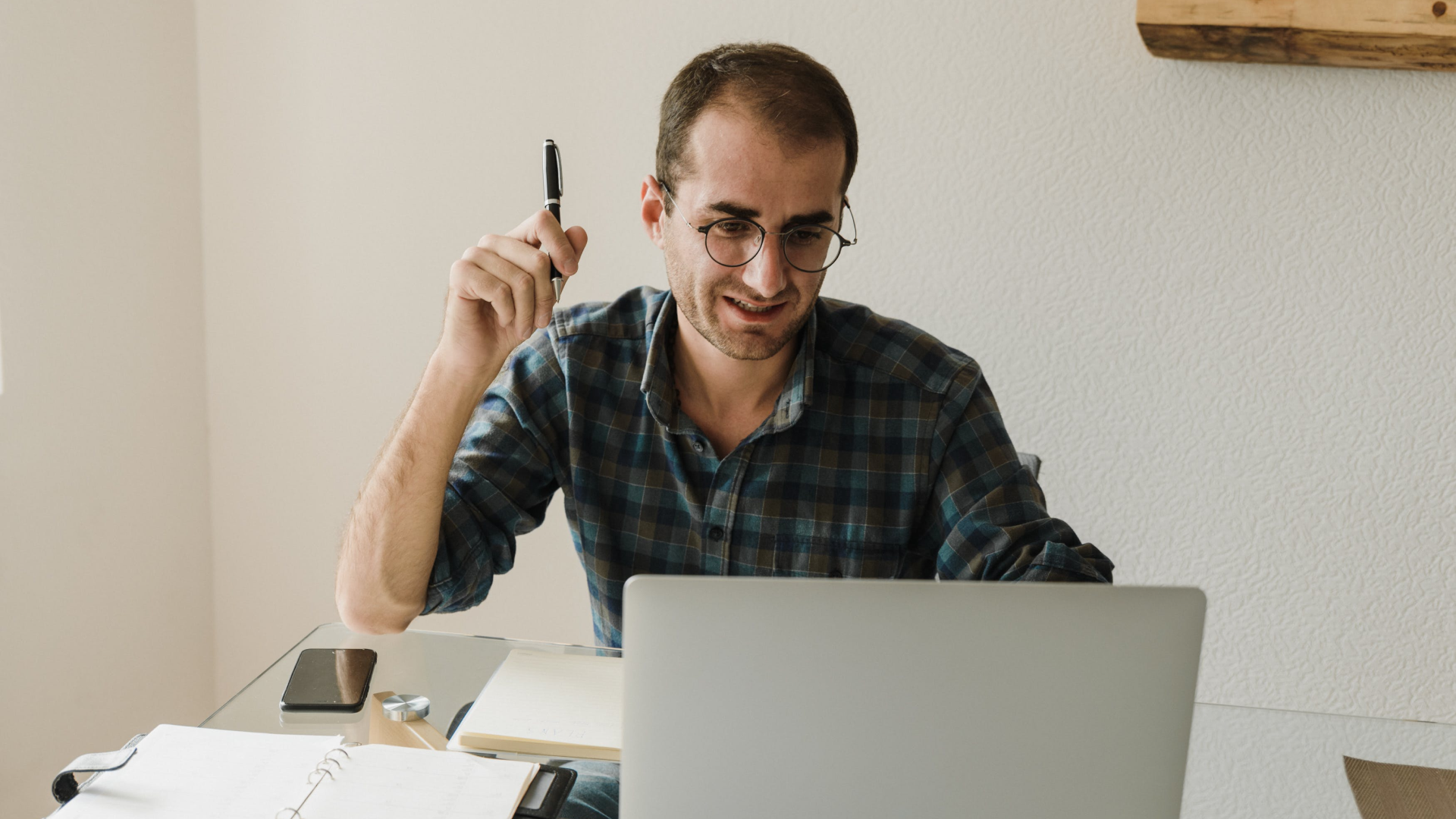 Homme apprenant à parler anglais devant un ordinateur portable.