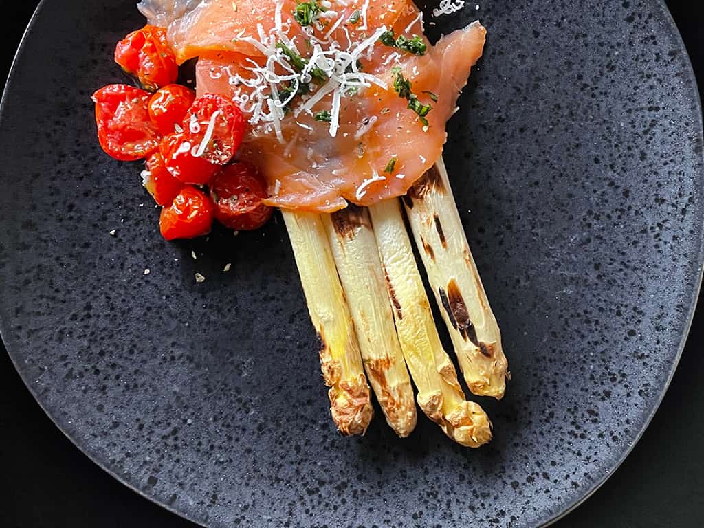 Gegrilde witte asperges met gerookte zalm op de BBQ