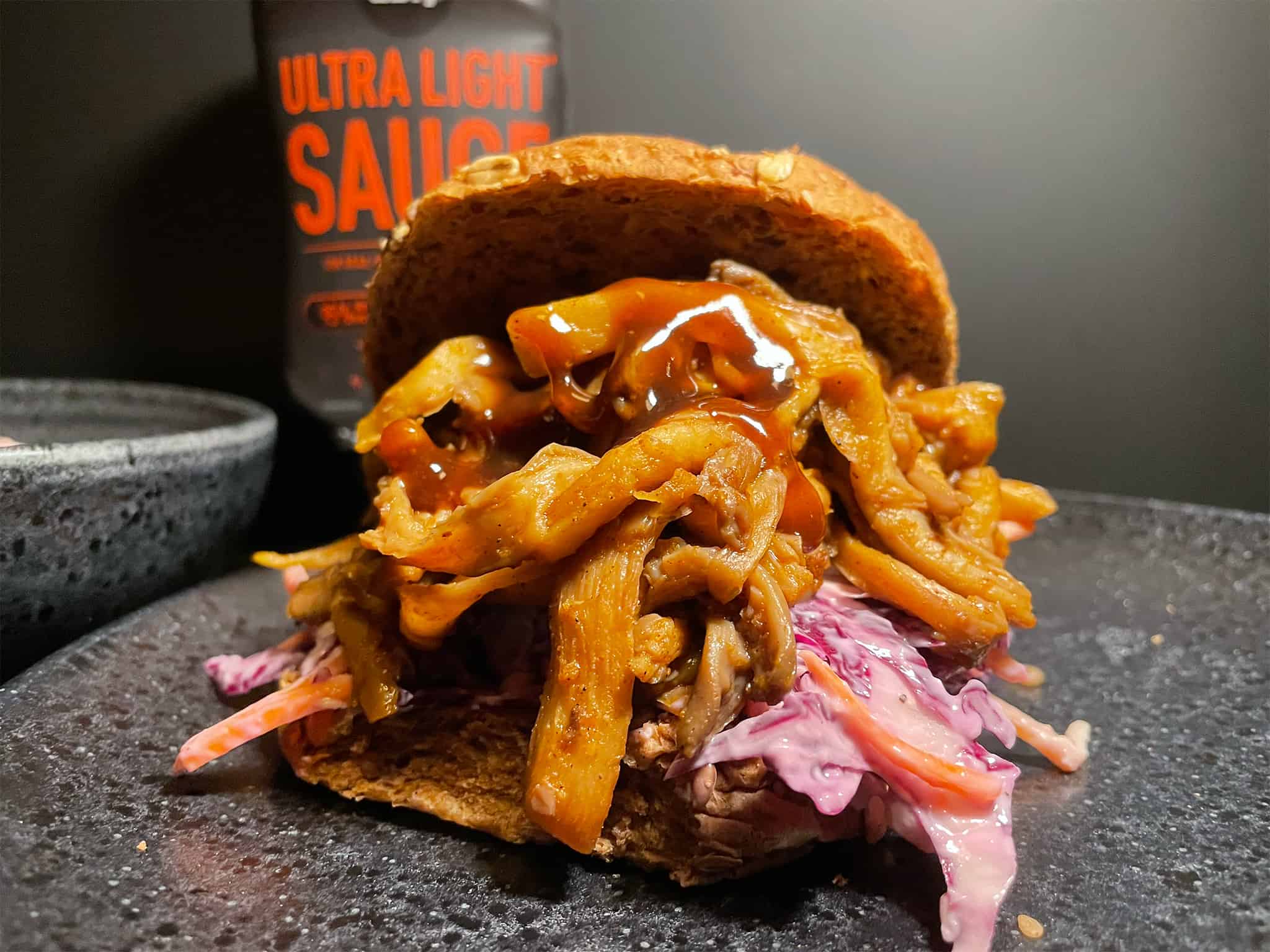 Broodje vega 'pulled pork' van de barbecue