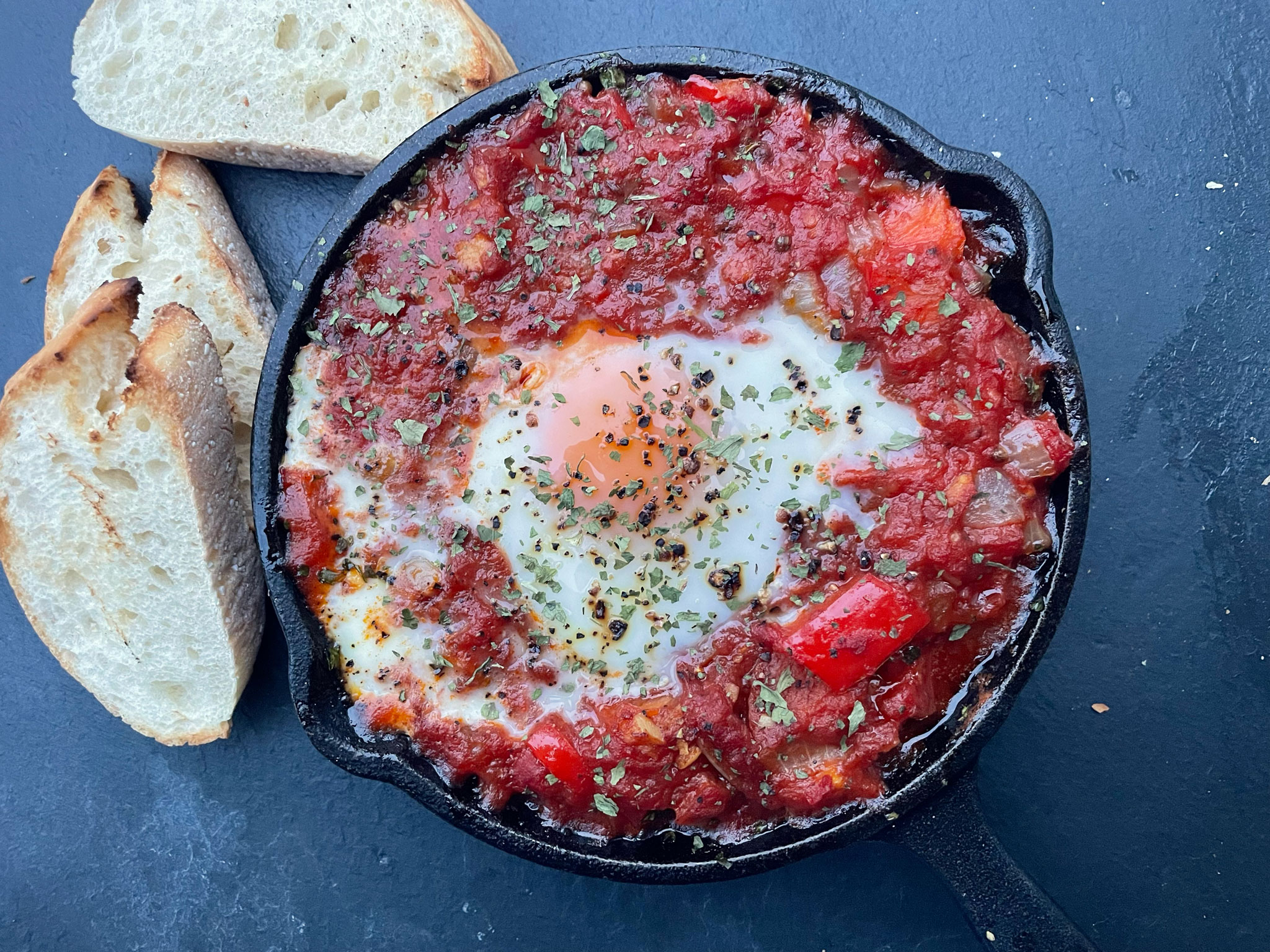 Shakshuka uit de skillet van de barbecue