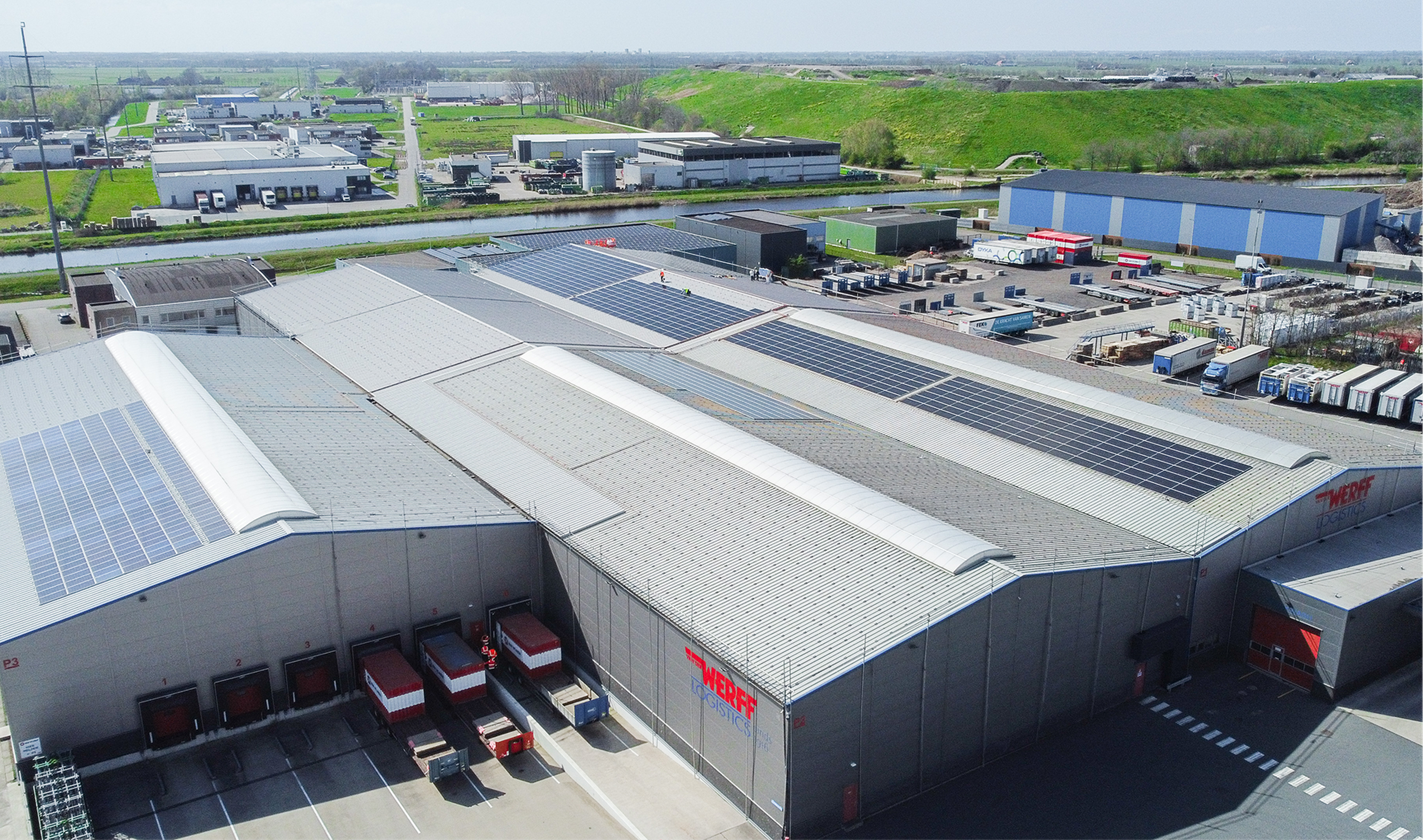 Zonnepanelen aanleg op warehouse Van der Werff in Heerenveen Zonnepanelen in aanleg op warehouse Van der Werff in Heerenveen