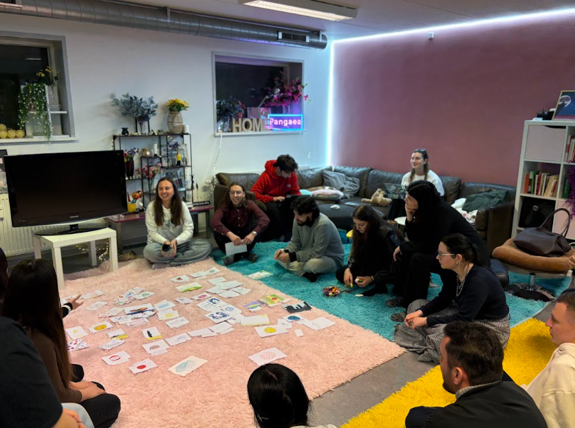 Offline Hours : The Art Gallery