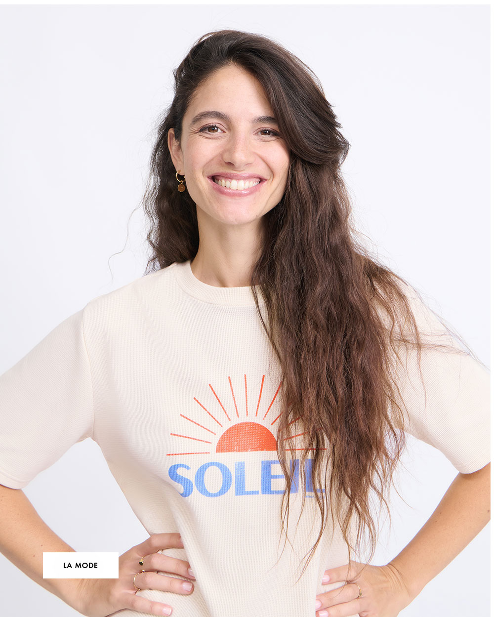 femme souriante portant un t-short soleil