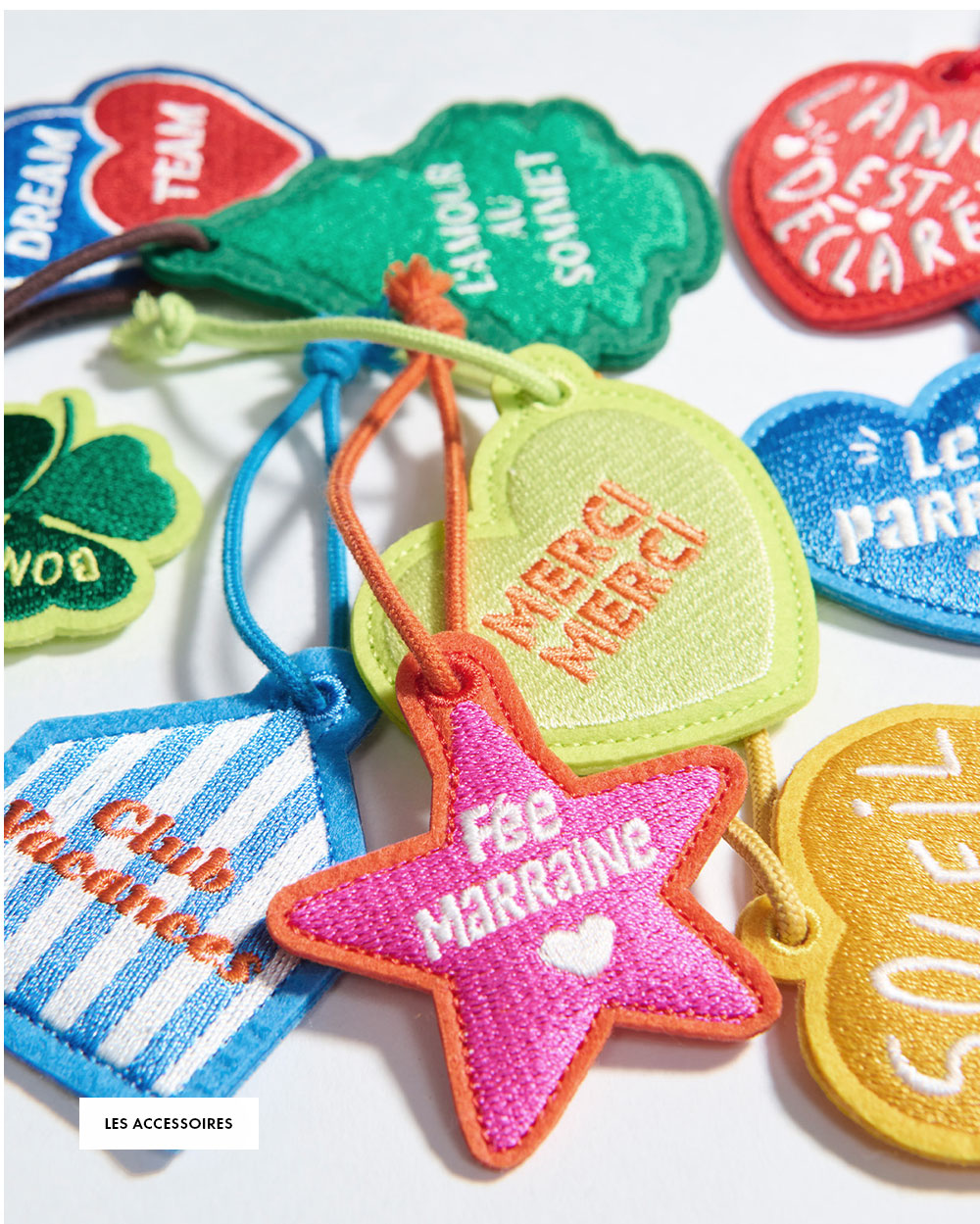 multitude de porte-clés colorés