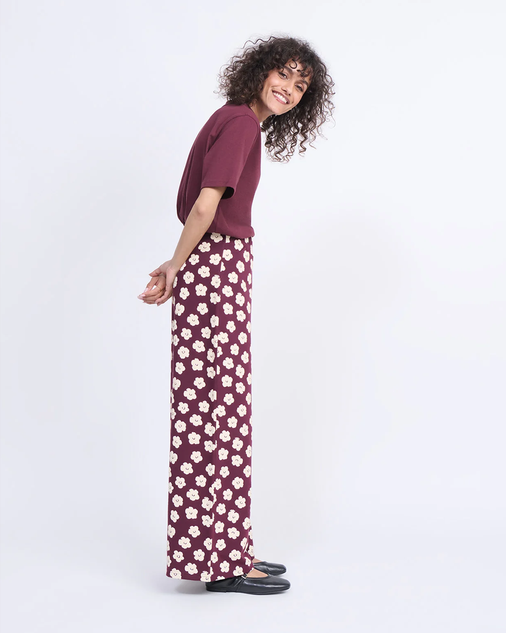 Femme portant le pantalon Pauline Merlot Flowers