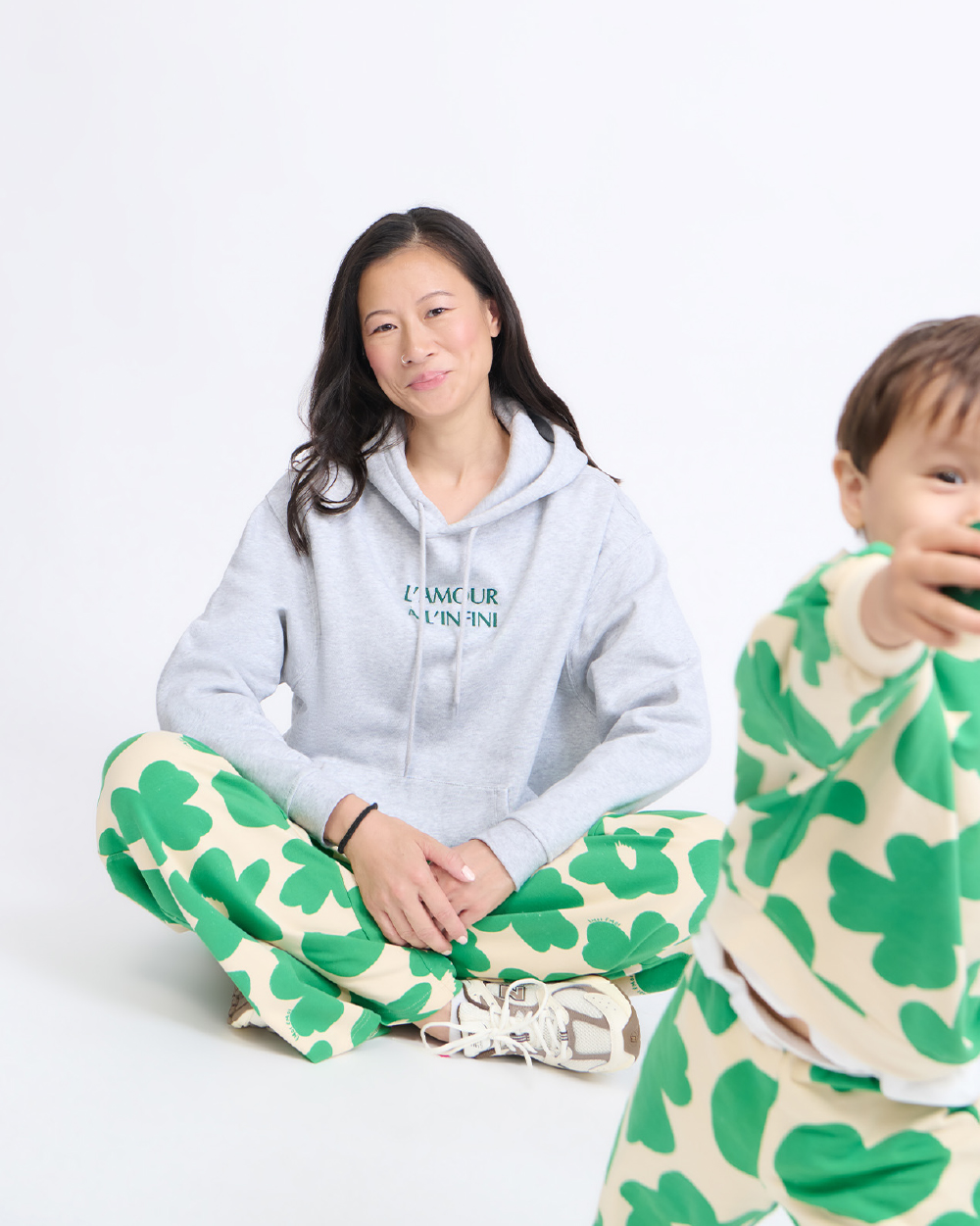 femme et son enfant portant des vêtements matchy matchy