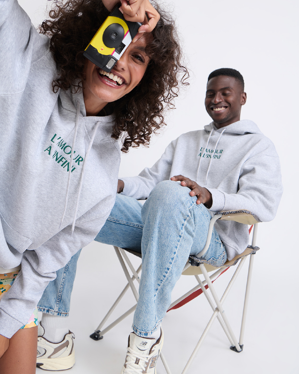 couple rieur portant un sweat à capuche assorti