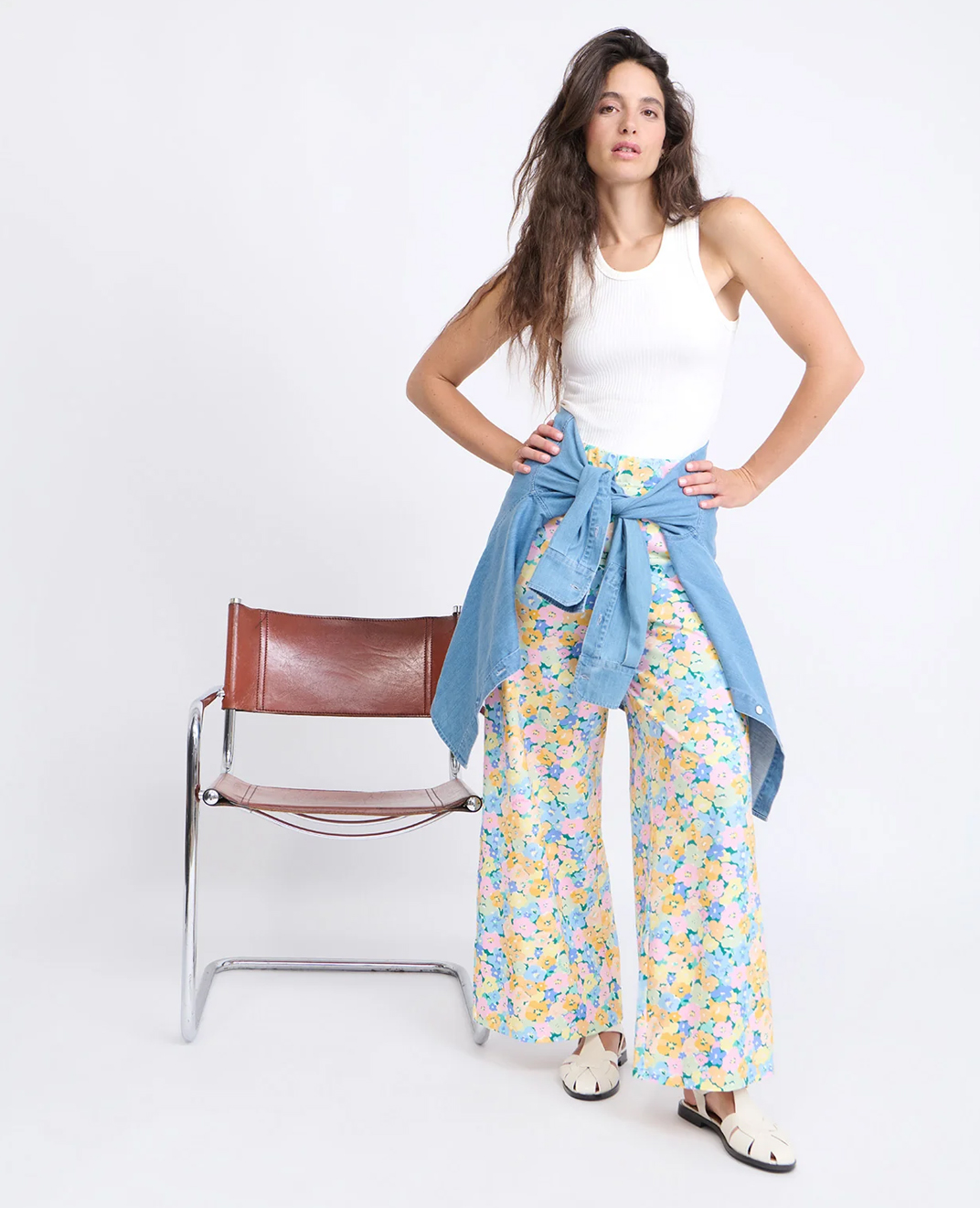 Femme portant du émoi émoi, le pantalon Pauline Fleurs des montagne