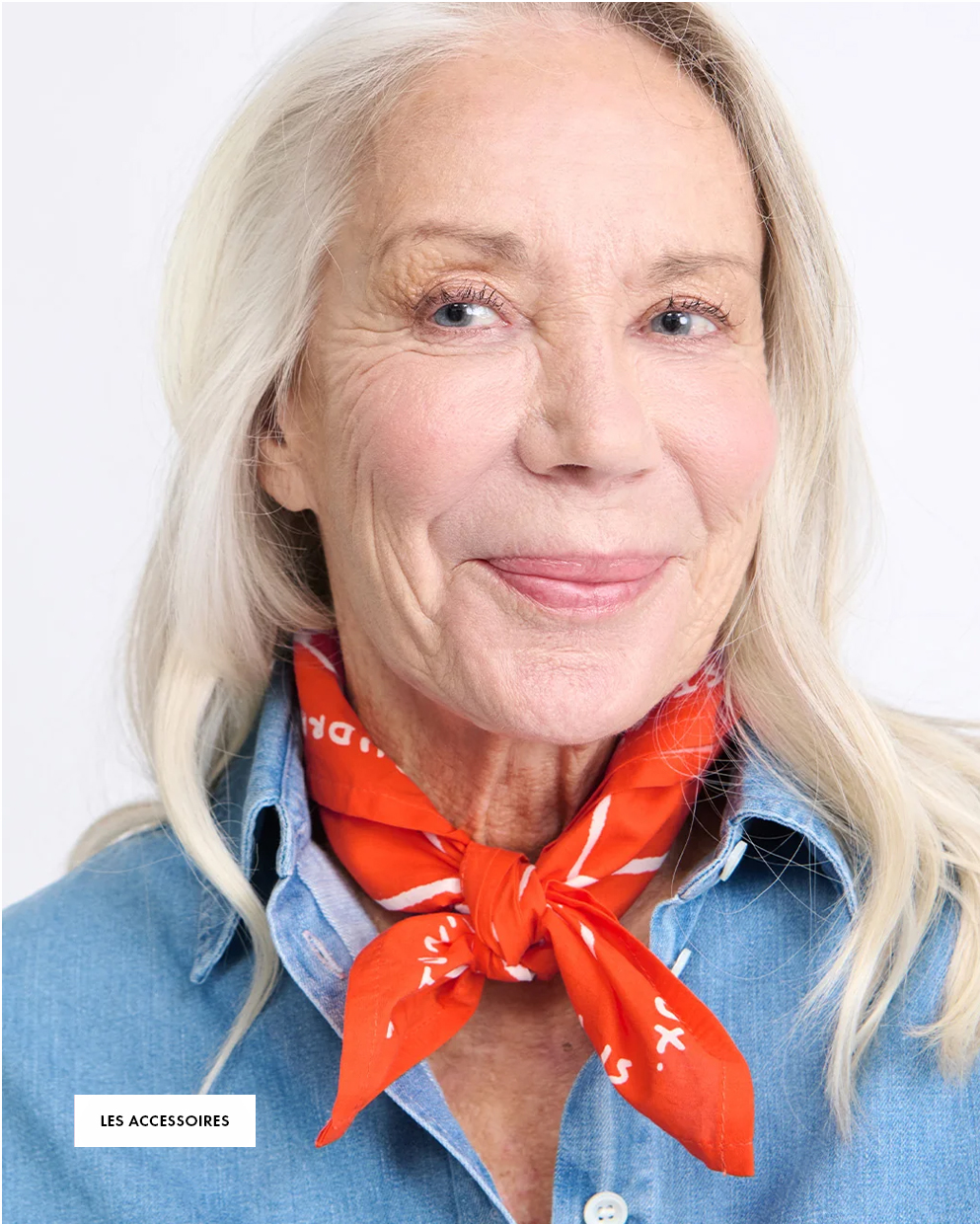Femme portant le foulard Merci d