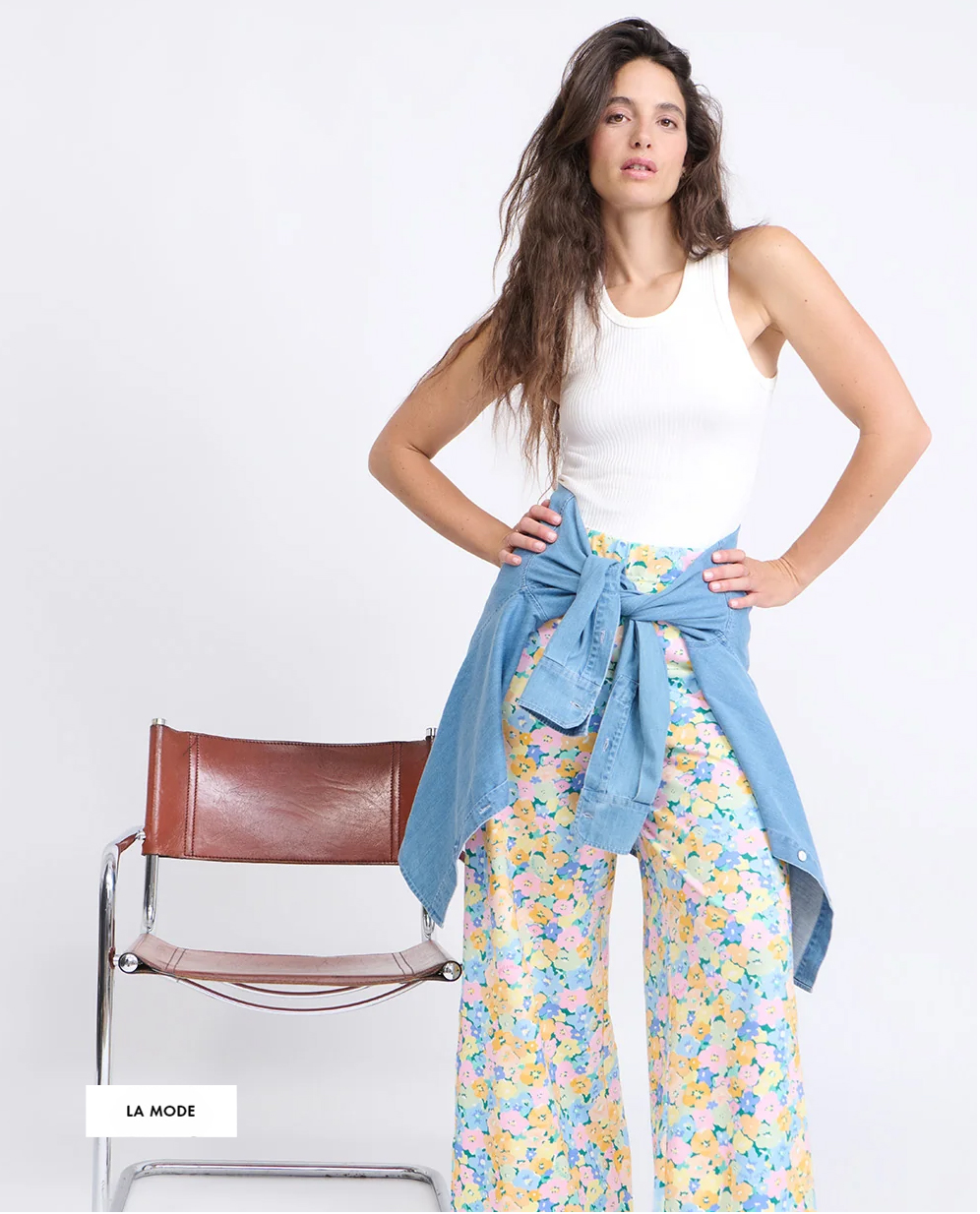 Femme portant le pantalon Pauline Fleurs des montagnes