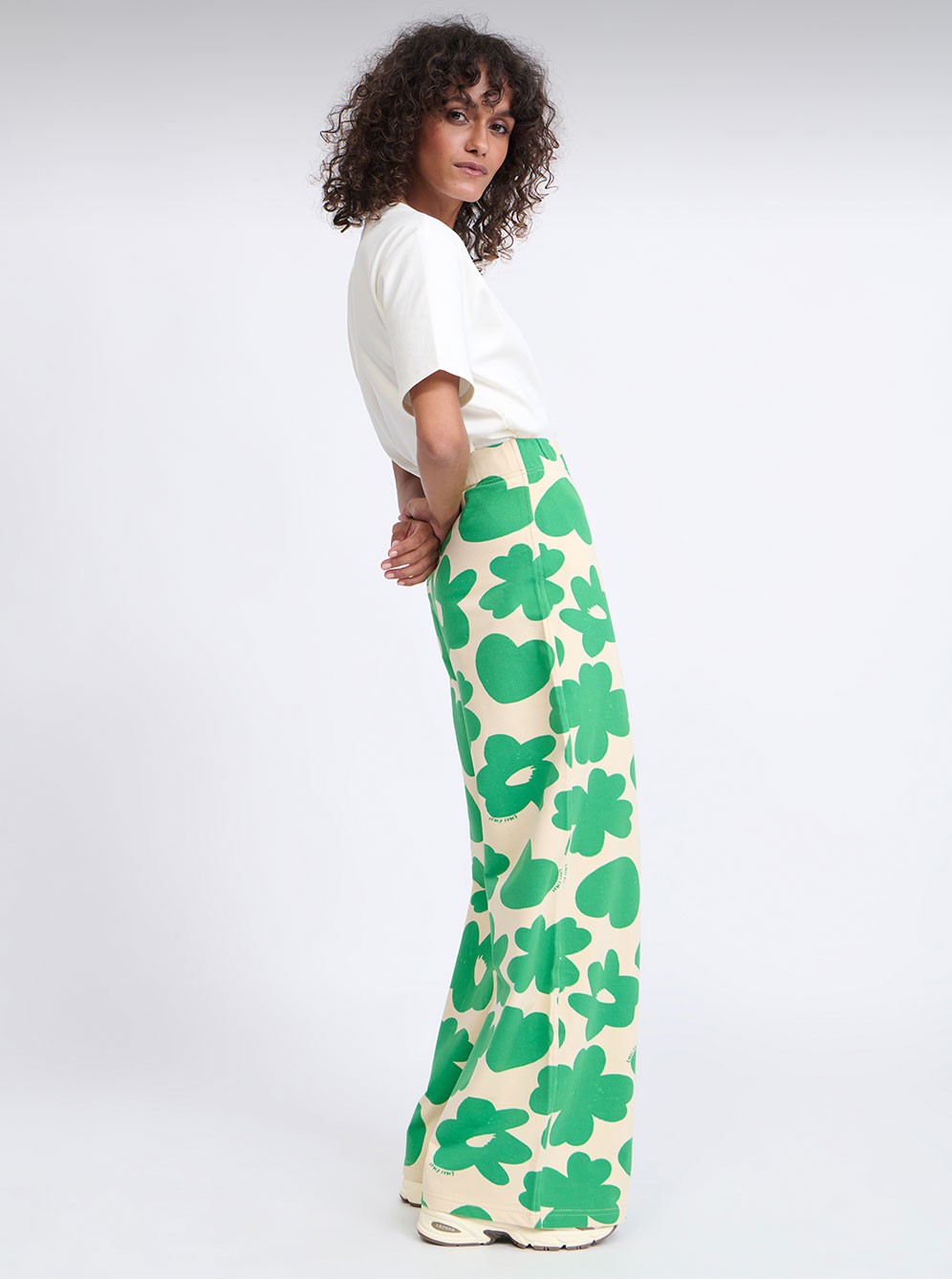 femme portant un pantalon large à imprimé vert