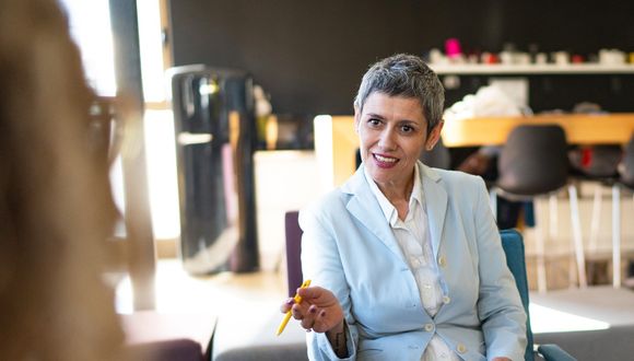 Zwei Personen im Bewerbungsgespräch.