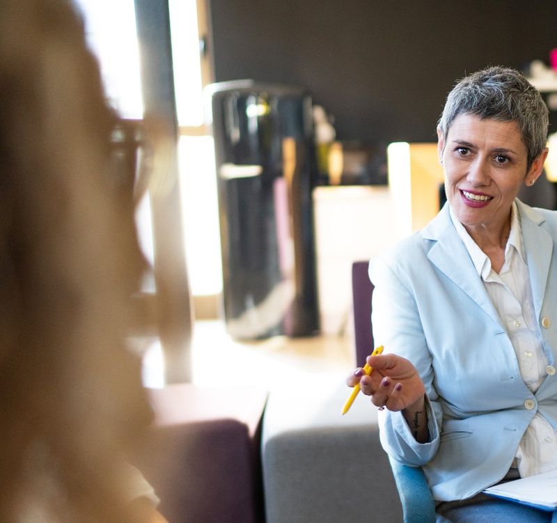 Zwei Personen im Bewerbungsgespräch.