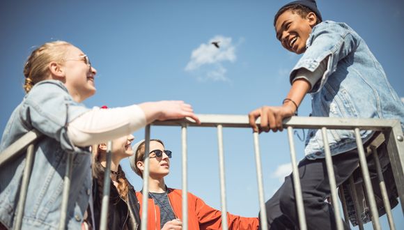 Eine Gruppe Jugendlicher trifft sich draussen.