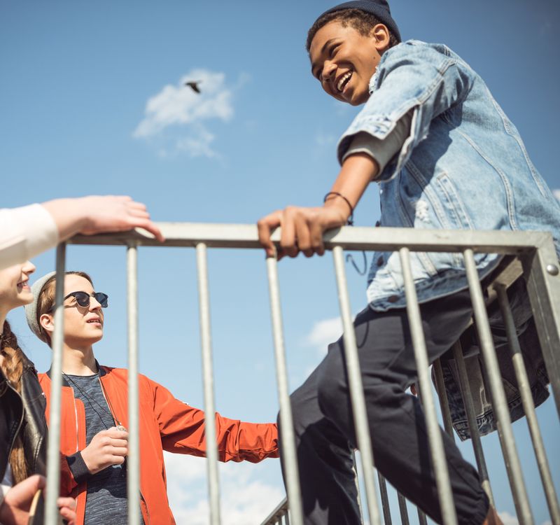Eine Gruppe Jugendlicher trifft sich draussen.