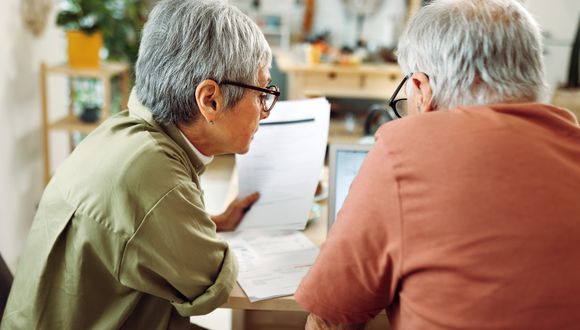 Älteres Paar beim Bezahlen von Rechnungen
