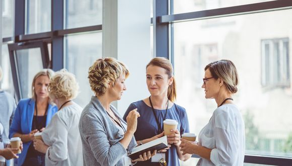 Sozialarbeitende diskutieren in der Kaffeepause