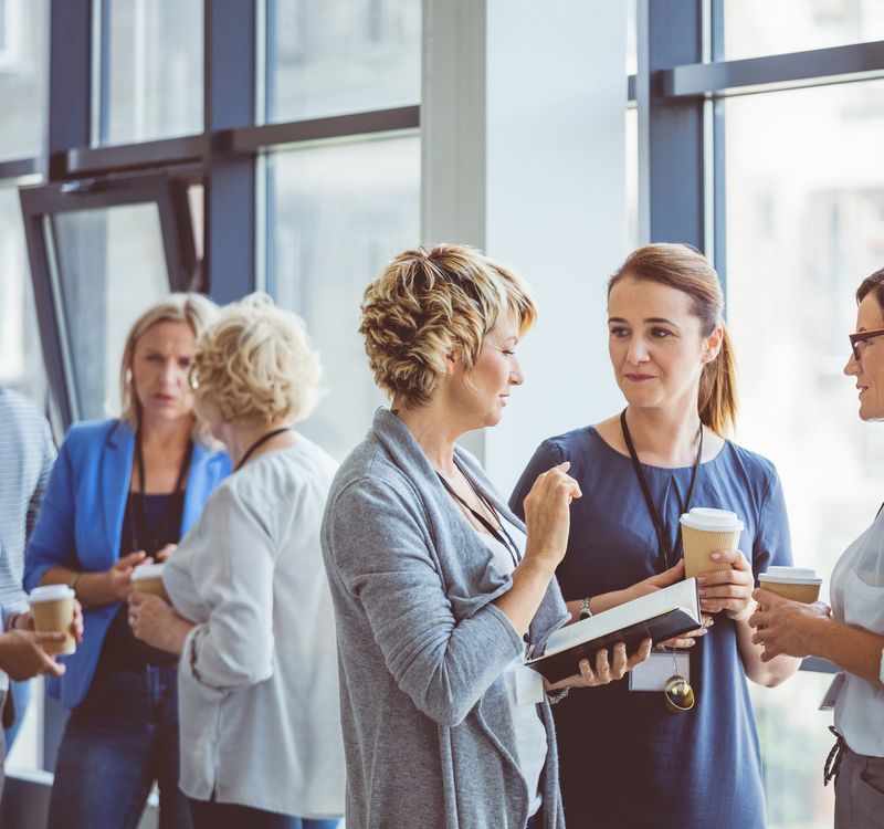 Sozialarbeitende diskutieren in der Kaffeepause