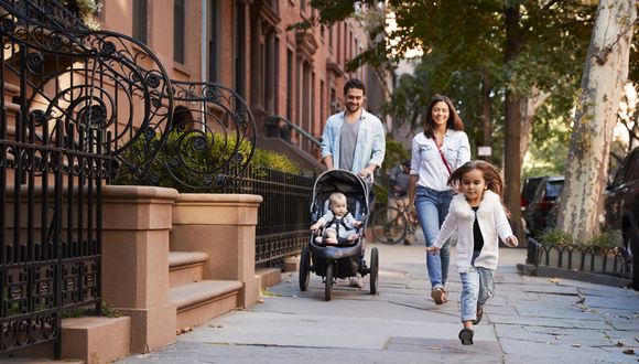 Familie spaziert die Strasse entlang