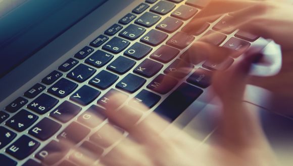 Schnelle Finger auf einer Tastatur.