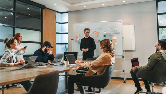 Mehrere Personen arbeiten an einem Workshop zusammen.