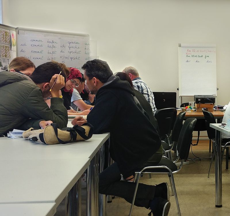 Eine Gruppe Flüchtlinge im Sprachkurs.