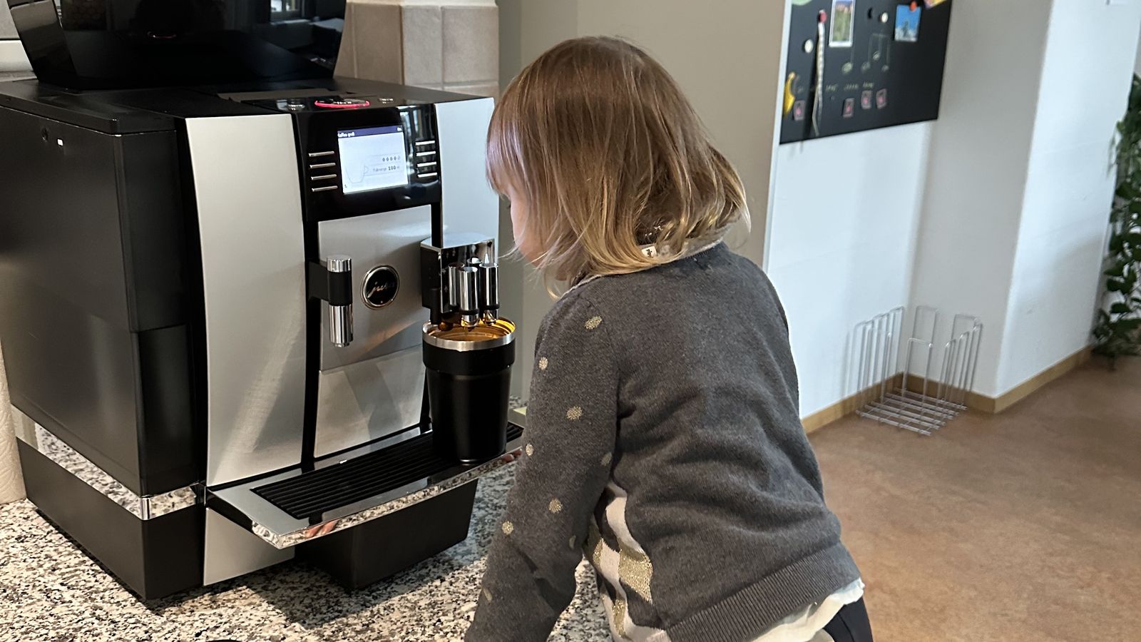 Kind und Kaffee