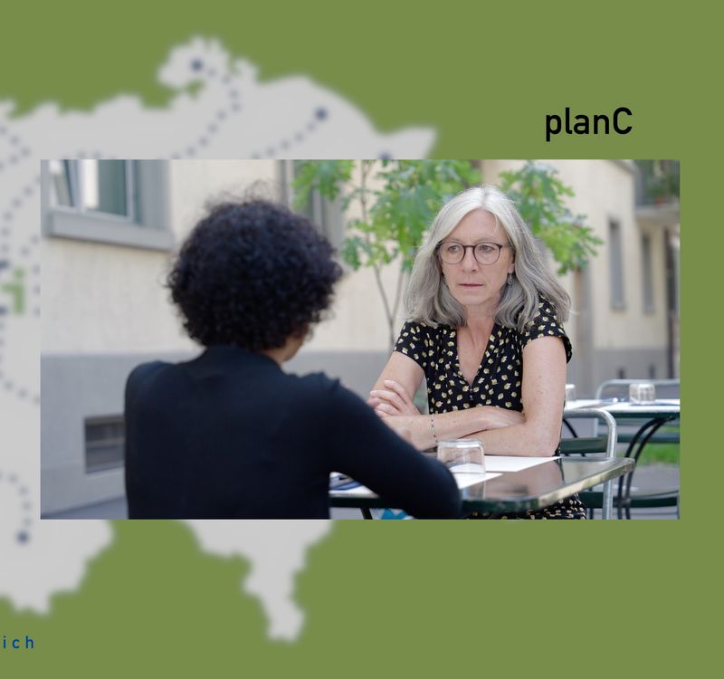 Vordergrund: Christine Spychiger von planC sitzt mit ihrer Klientin draussen im Café und hört ihr aufmerksam zu. Hintergrund: verschwommene Grafik von Schweizerkarte mit Reiserouten.