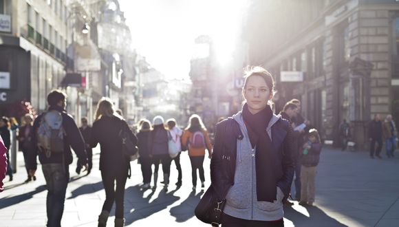 Menschen auf einer belebten Strasse.