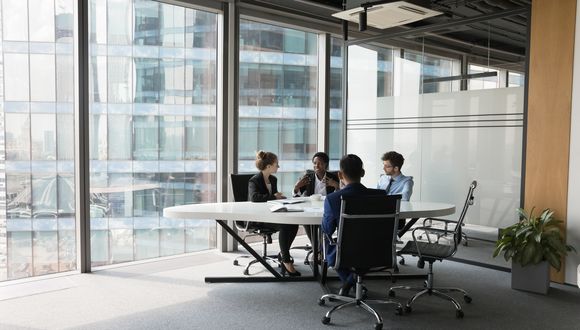 Vier Personen bei einer Besprechung in einem Büro