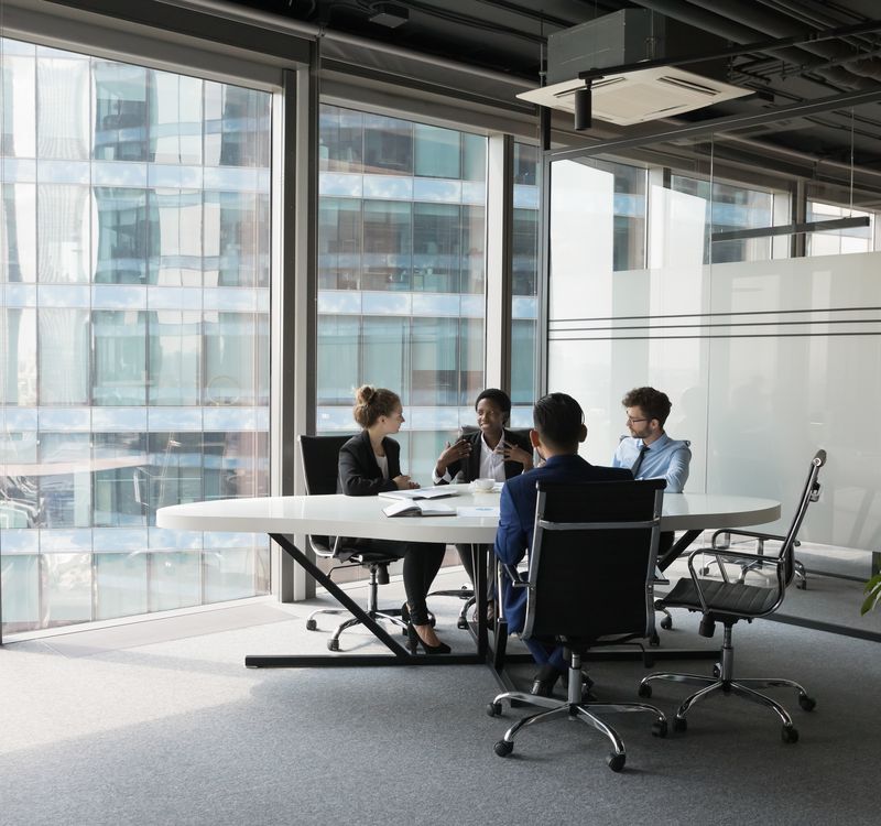 Vier Personen bei einer Besprechung in einem Büro