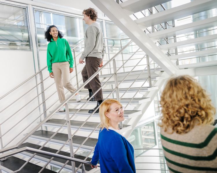 Fachpersonen der Sozialen Arbeit tauschen sich auf der Treppe aus