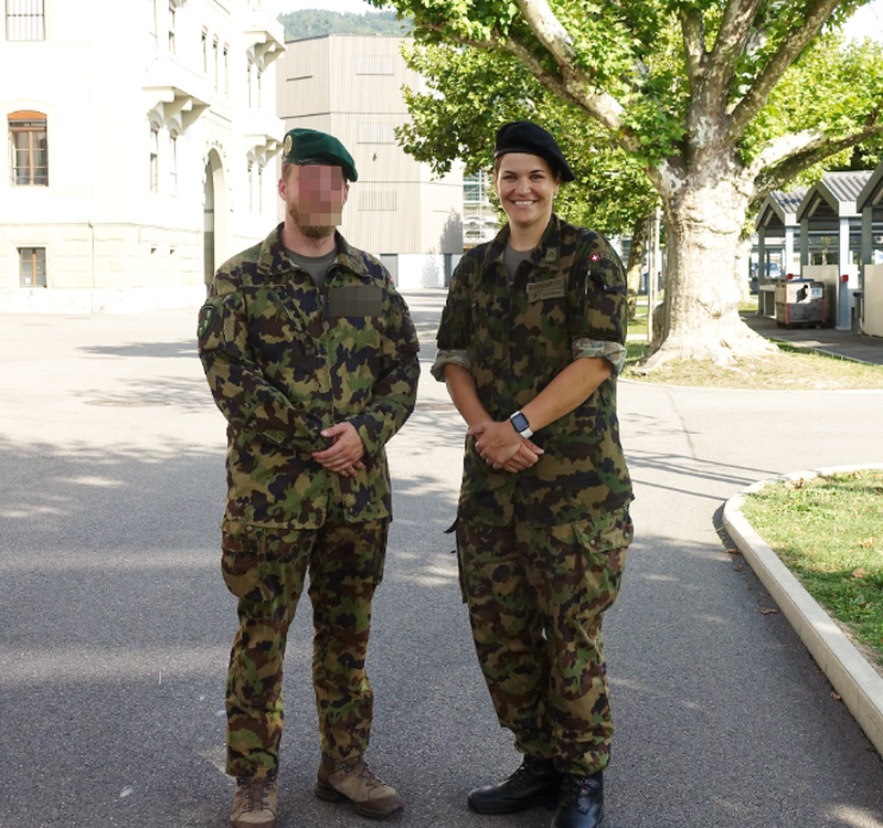 Zwei Sozialarbeitende auf dem Militärcampus