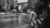 Atupri - Mann schwimmt in der Aare