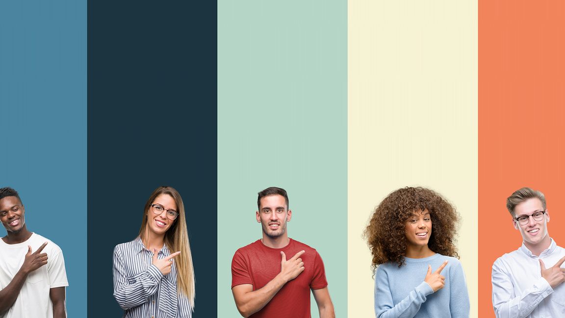 WBT test Mitarbeitende zeigen auf Angebot